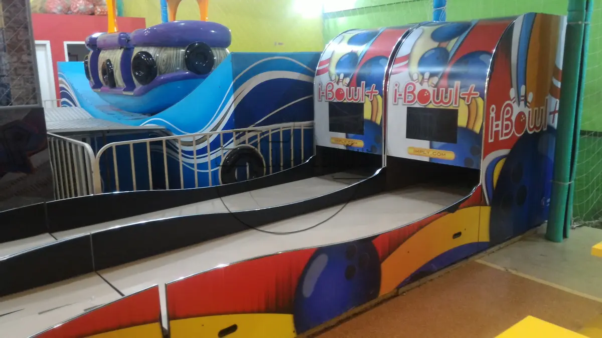 LOTE 006 - 02 Freezers - 90 cadeiras - 01 pista de boliche