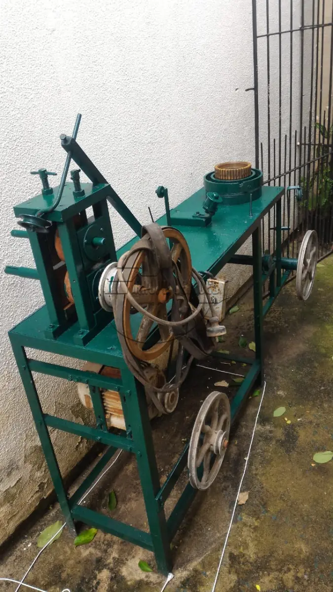 LOTE 025 - Uma máquina de tecer arrame e esfregão de aço
