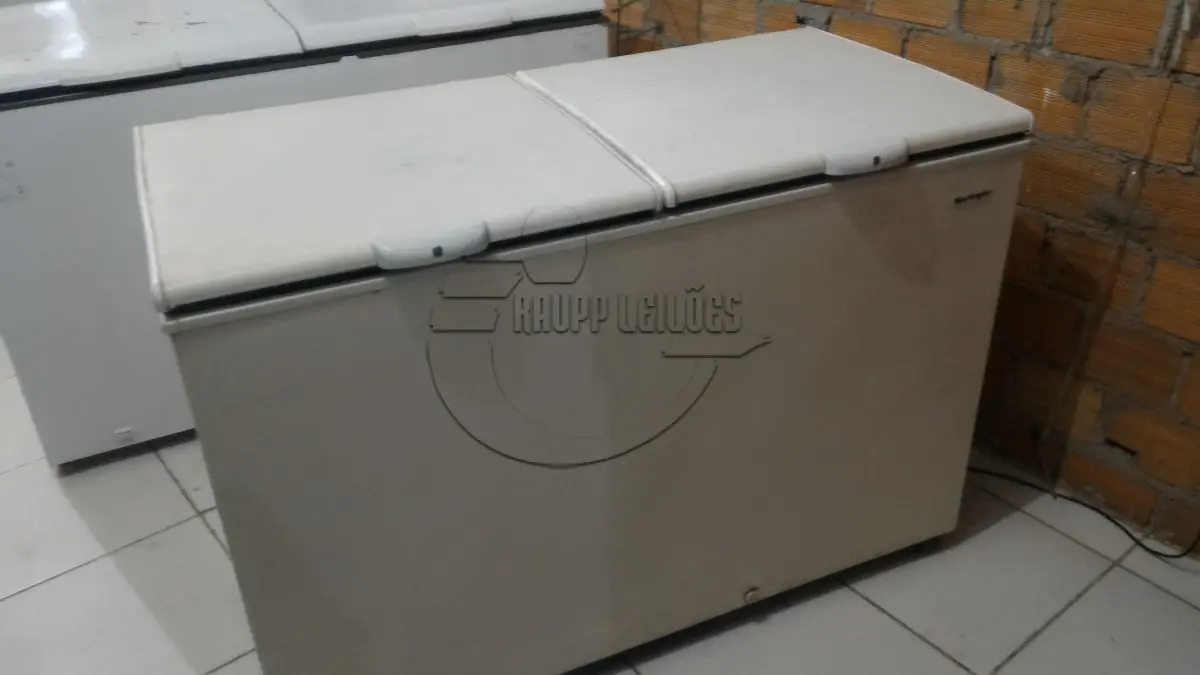 LOTE 006 - 02 Freezers - 90 cadeiras - 01 pista de boliche