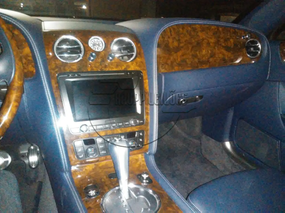 LOTE 001 - Um automóvel, importado, marca Bentley, modelo Continental FS