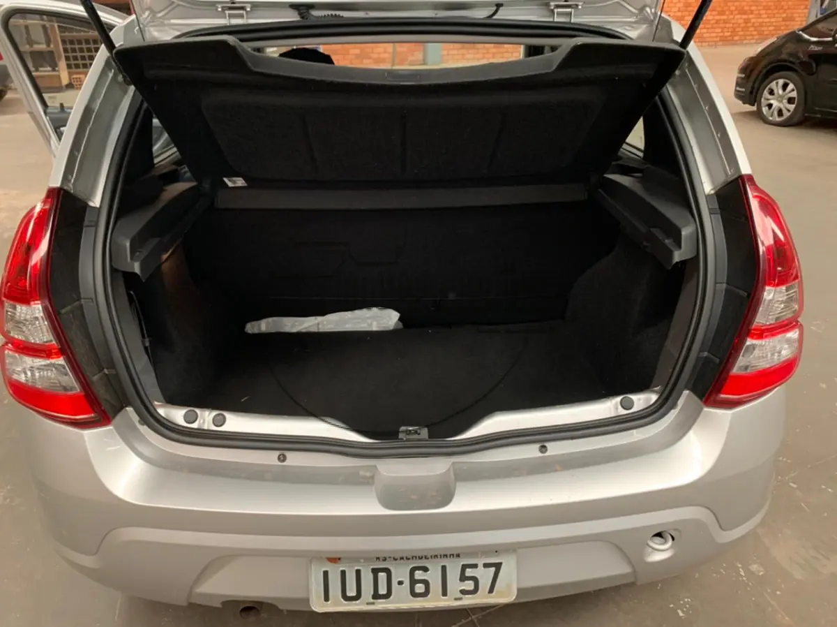 LOTE 011 - Um veículo Renault/Sandero