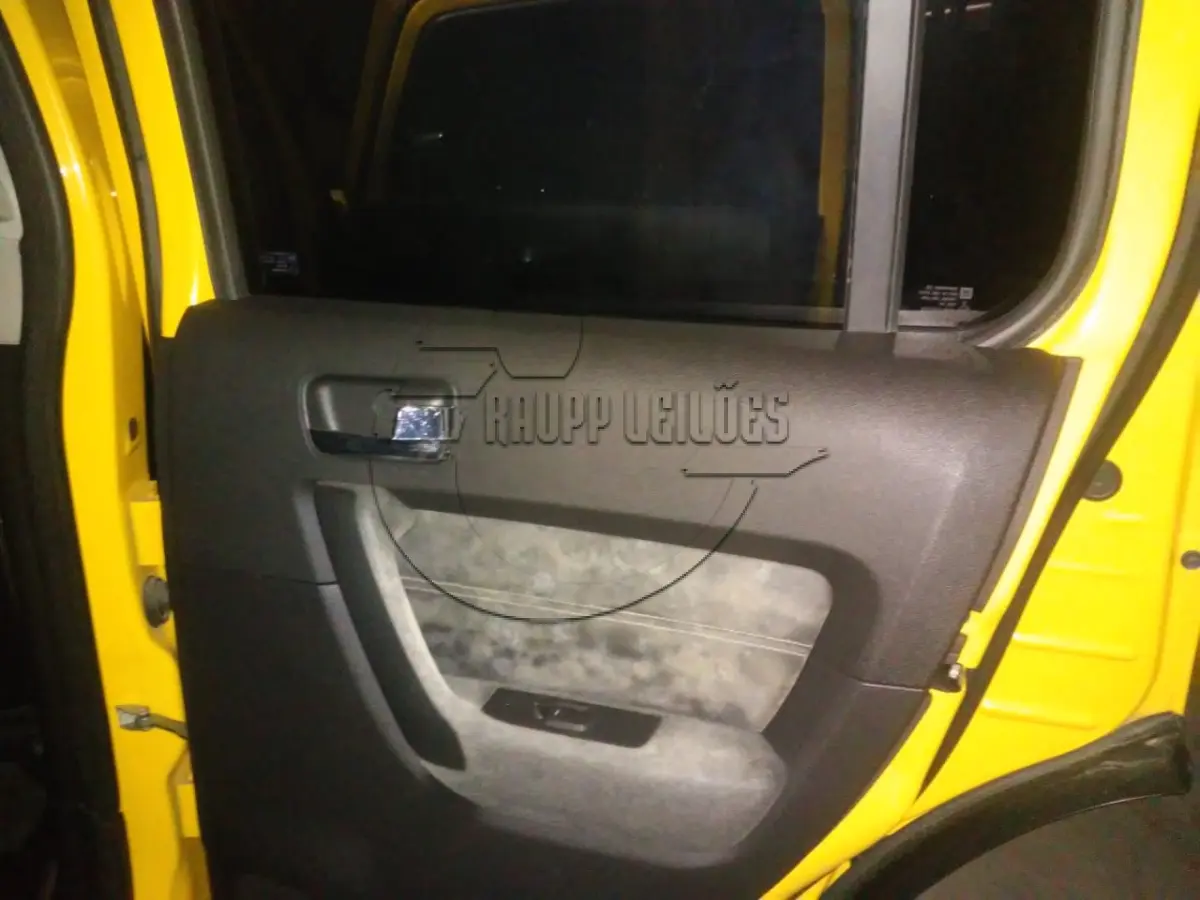 LOTE 002 - Um jipe, utilitário, importado, marca GMC, modelo Hummer H3