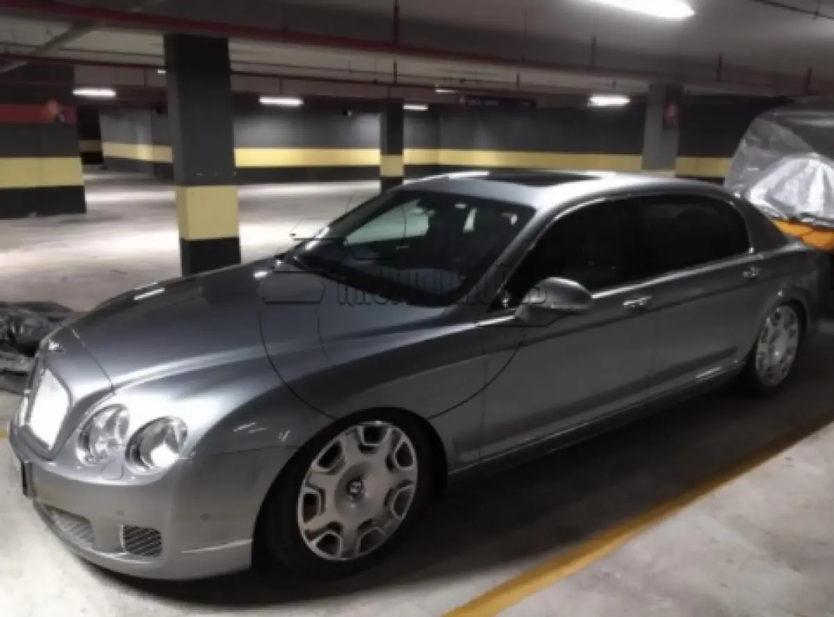 LOTE 001 - Um automóvel, importado, marca Bentley, modelo Continental FS