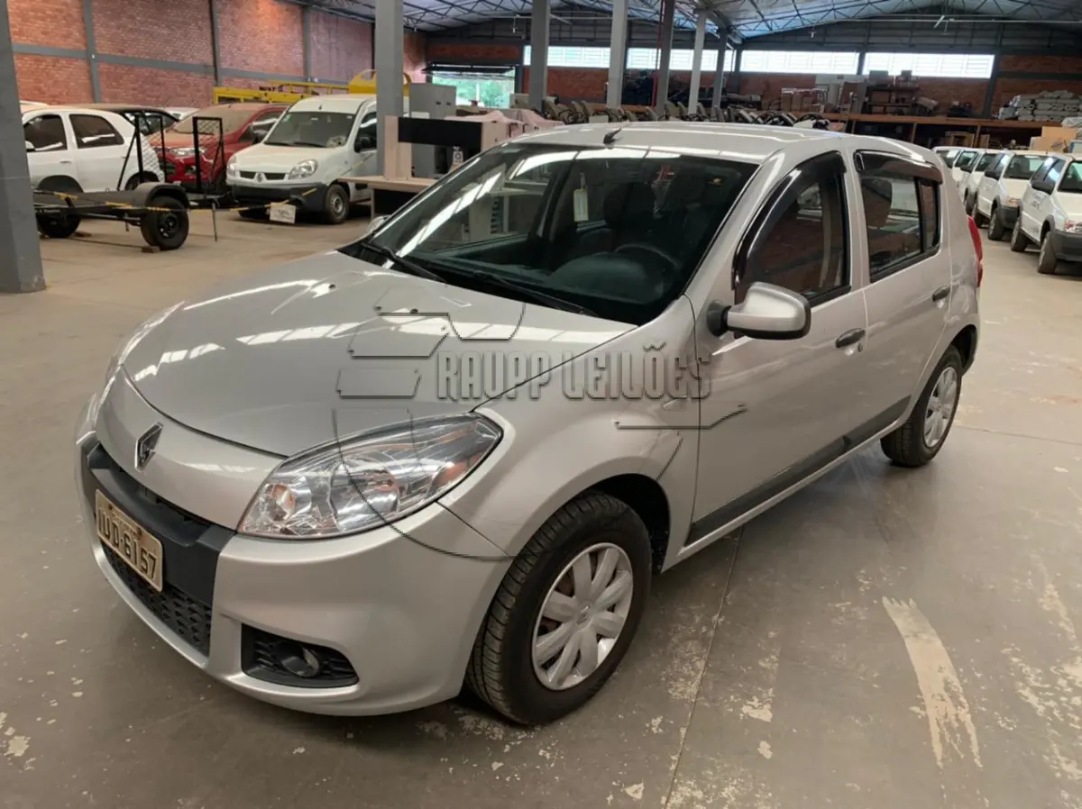 LOTE 011 - Um veículo Renault/Sandero