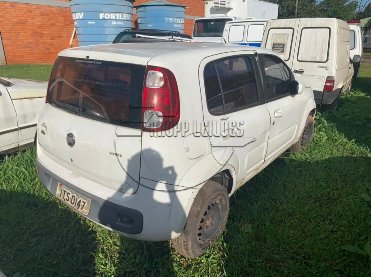 LOTE 008 - Um automóvel Fiat, modelo Uno Vivace 1.0
