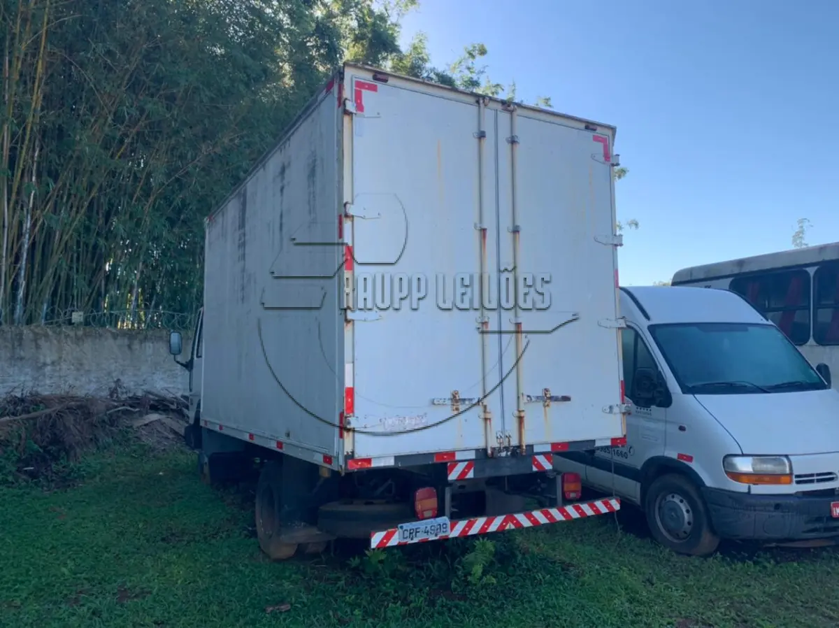 LOTE 009 - Um caminhão marca Ford, modelo Cargo 814