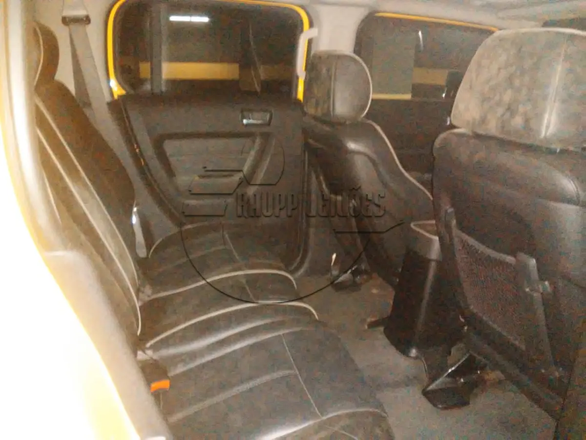 LOTE 002 - Um jipe, utilitário, importado, marca GMC, modelo Hummer H3
