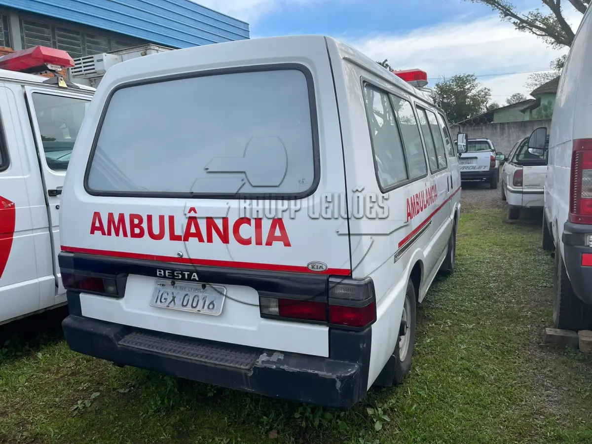 LOTE 003 - Uma camioneta KIA/ambulância