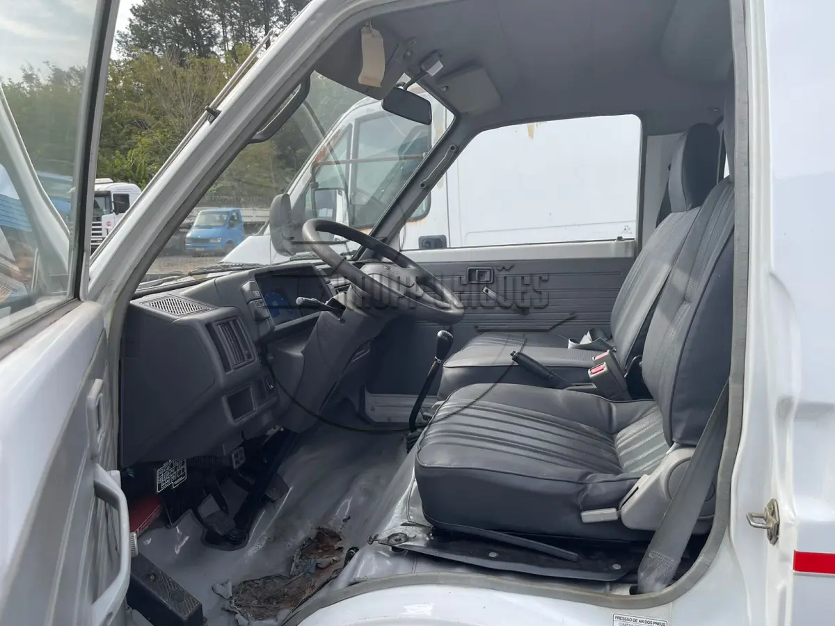 LOTE 003 - Uma camioneta KIA/ambulância