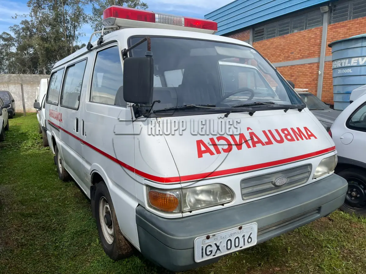 LOTE 003 - Uma camioneta KIA/ambulância