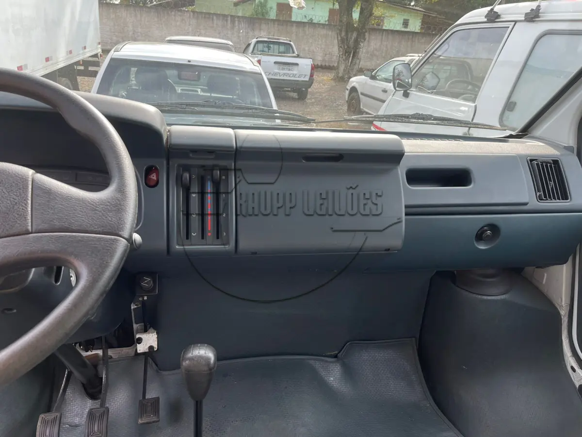 LOTE 004 - Uma camioneta IMP/GM Space ambulância