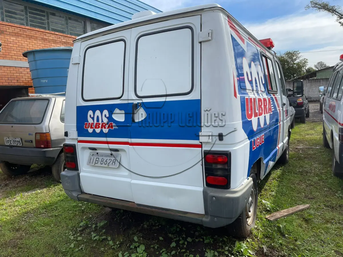 LOTE 004 - Uma camioneta IMP/GM Space ambulância