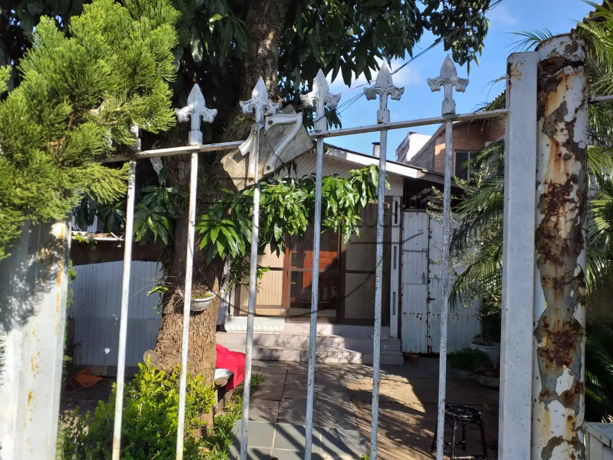 LOTE 009 - Um terreno urbano c/ benfeitorias em Alvorada/RS - Bairro Três Figueiras (POSSIBILIDADE DE PARCELAMENTO)