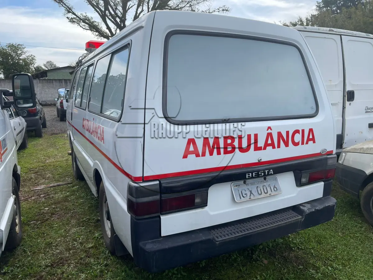 LOTE 003 - Uma camioneta KIA/ambulância