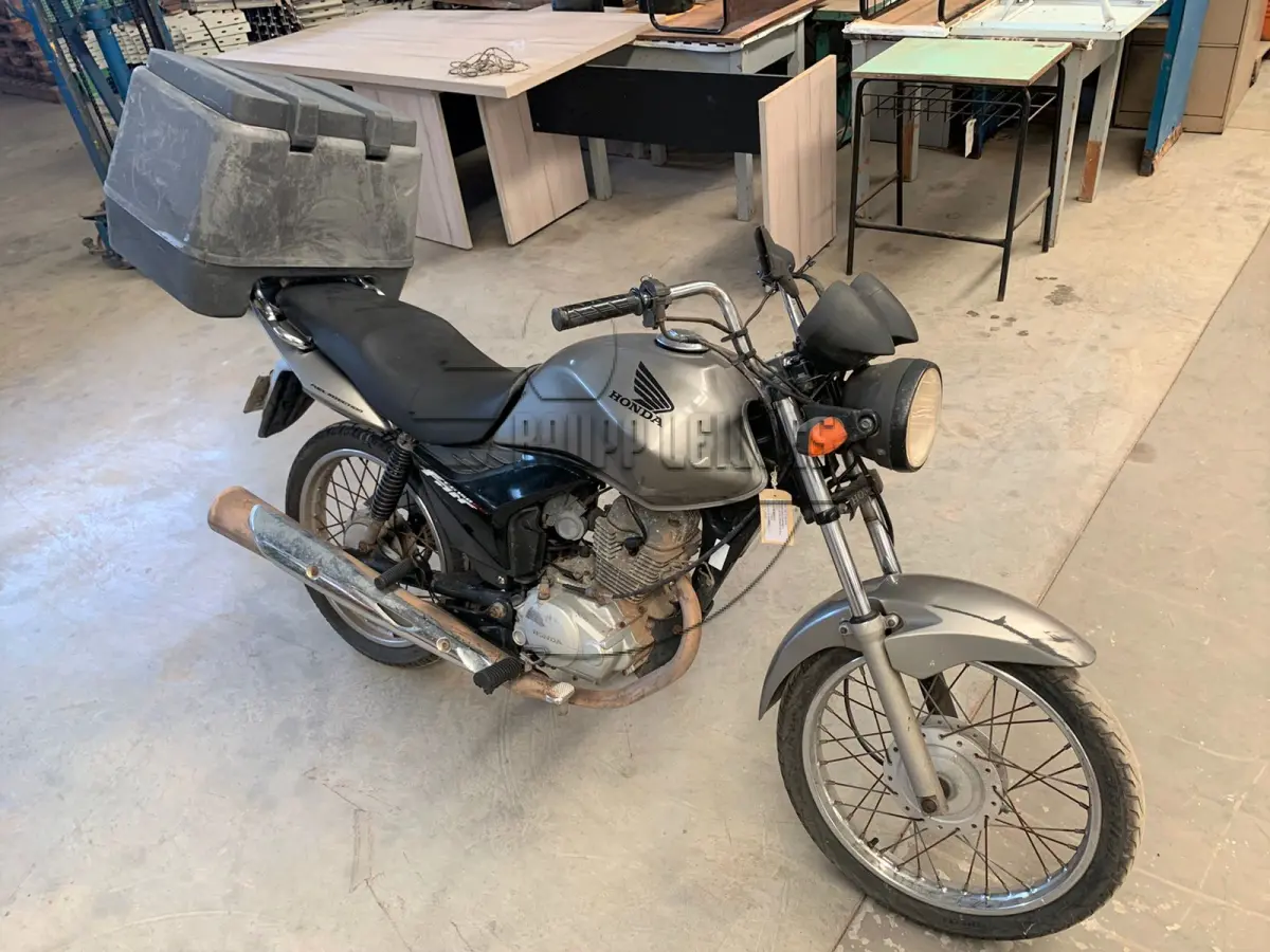 LOTE 011 - Uma moto Honda/CG 150 FAN ESI