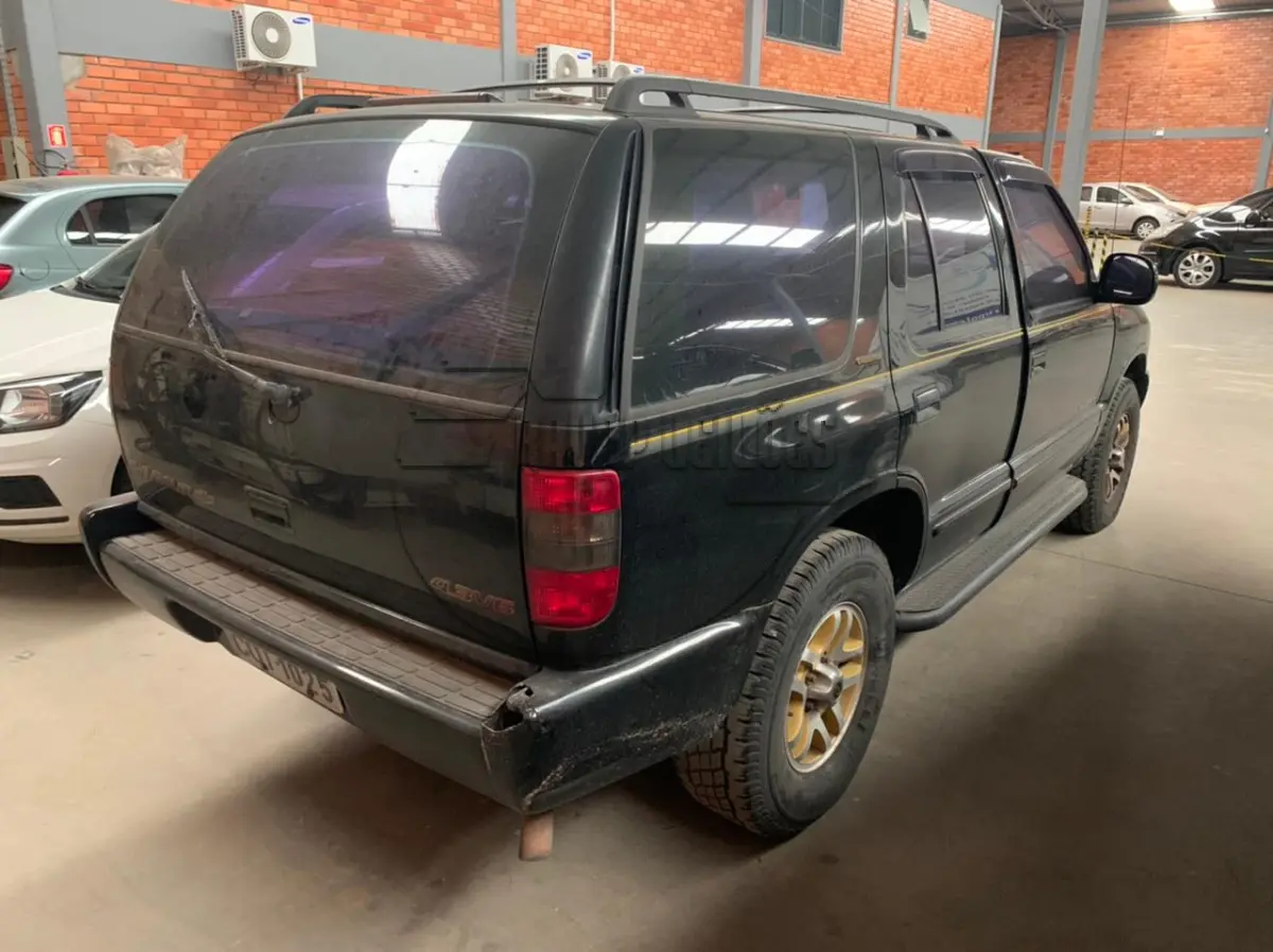 LOTE 011 - Um veículo GM/BLAZER EXECUTIVE