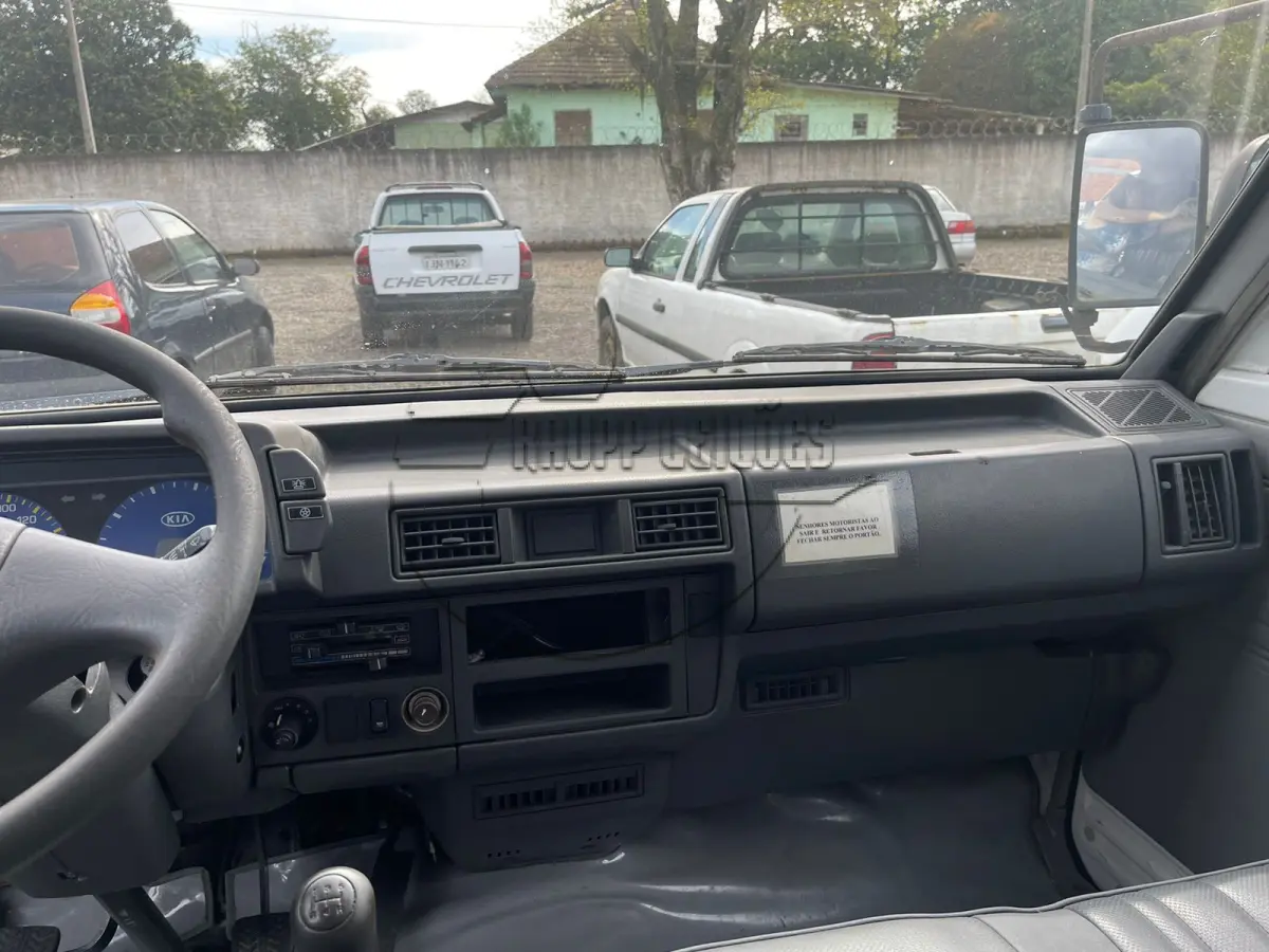 LOTE 003 - Uma camioneta KIA/ambulância