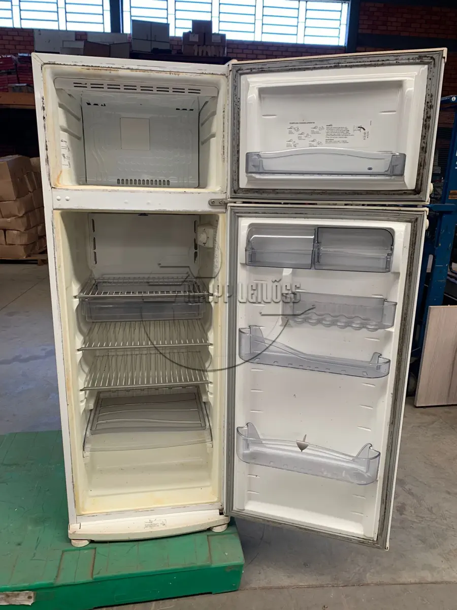 LOTE 007 - Um refrigerador