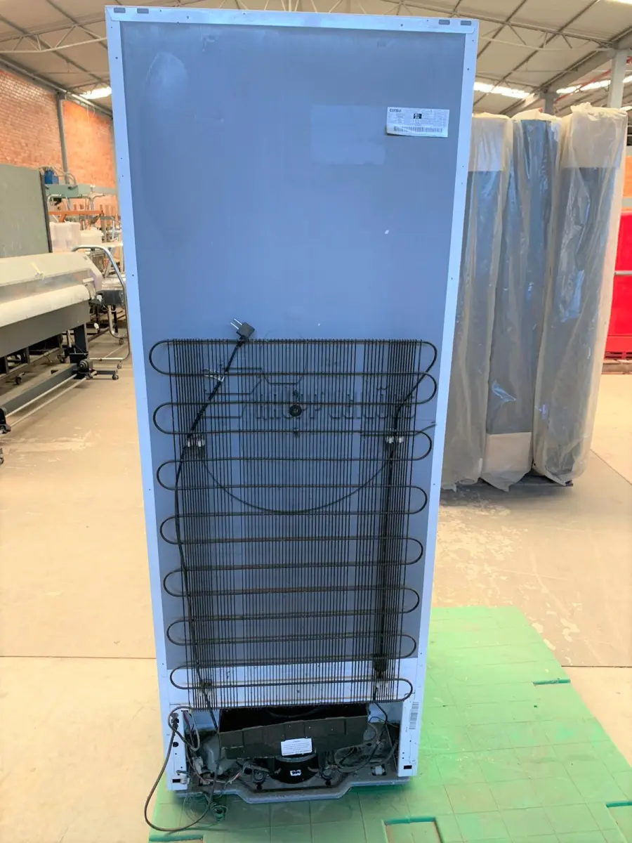 LOTE 007 - Um refrigerador