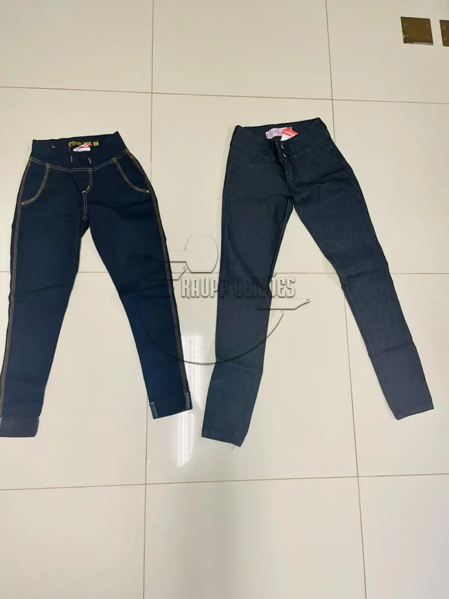 LOTE 011 - 30 jaquetas de nylon feminina - 40 sobretudos de nylon feminino - 60 calças jeans femininas