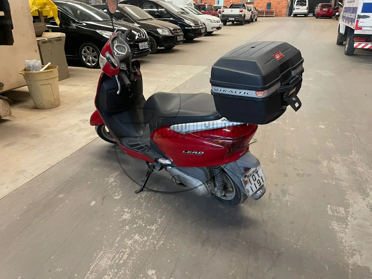LOTE 010 - Uma motocicleta Honda/LEAD 110