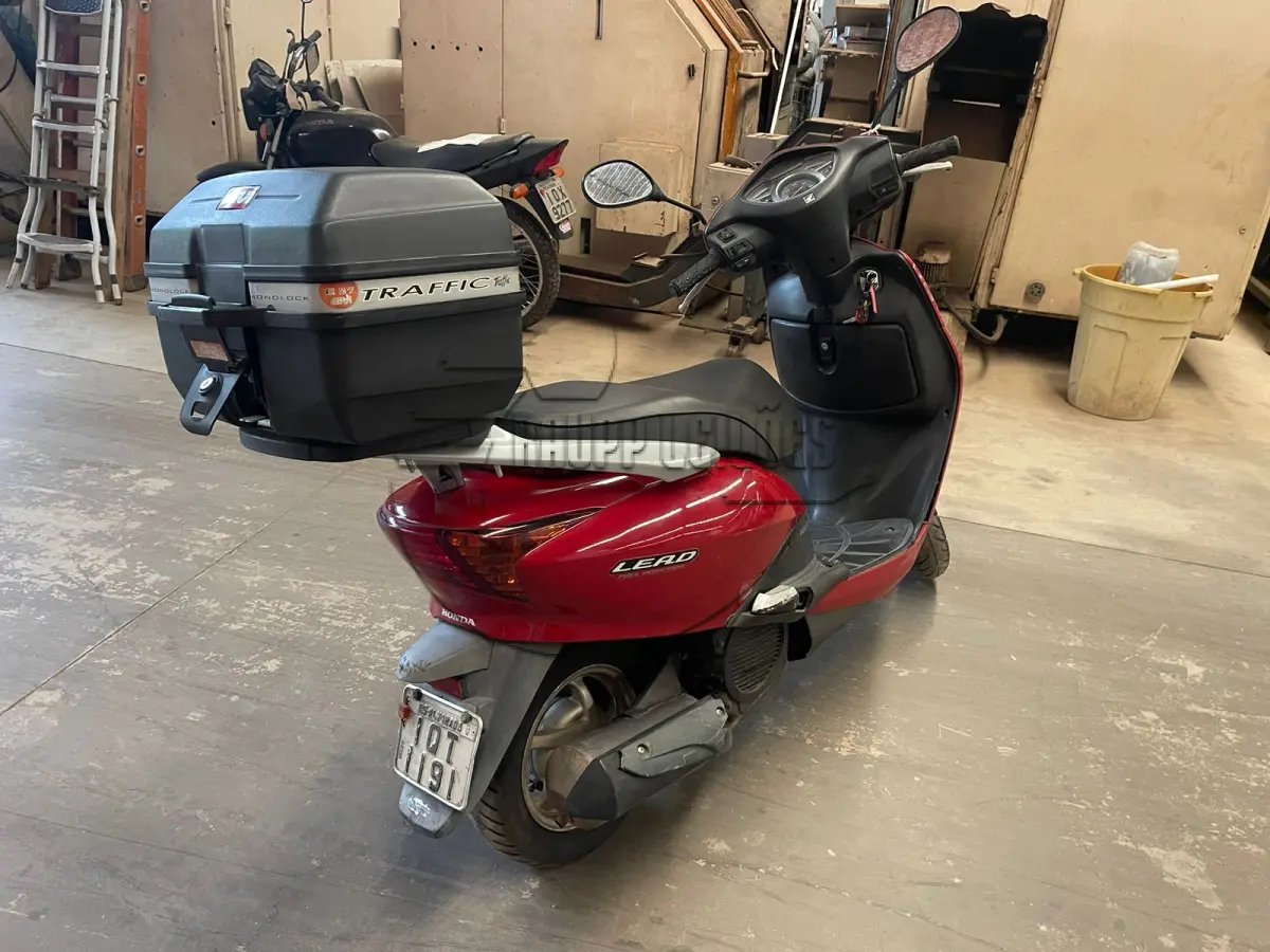 LOTE 010 - Uma motocicleta Honda/LEAD 110