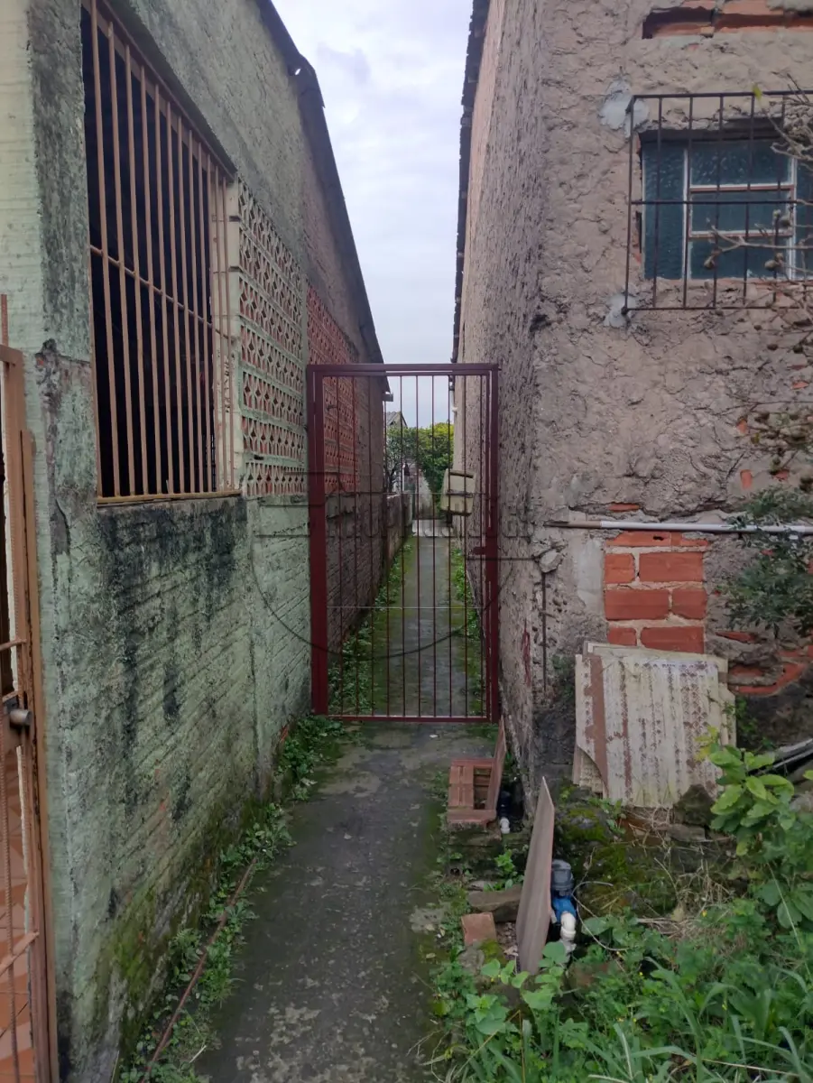LOTE 001 - (SAPUCAIA DO SUL/RS) Um terreno de 160,06m², com benfeitorias de aprox. 112,00m²,  em Sapucaia do Sul/RS - Bairro Santa Catarina