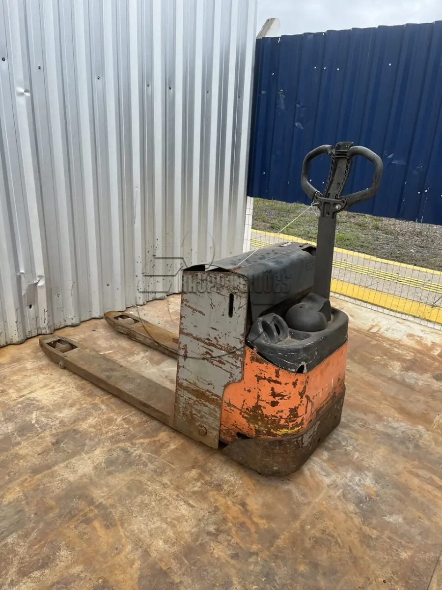 LOTE 010 - Uma empilhadeira elétrica, modelo EGU20.