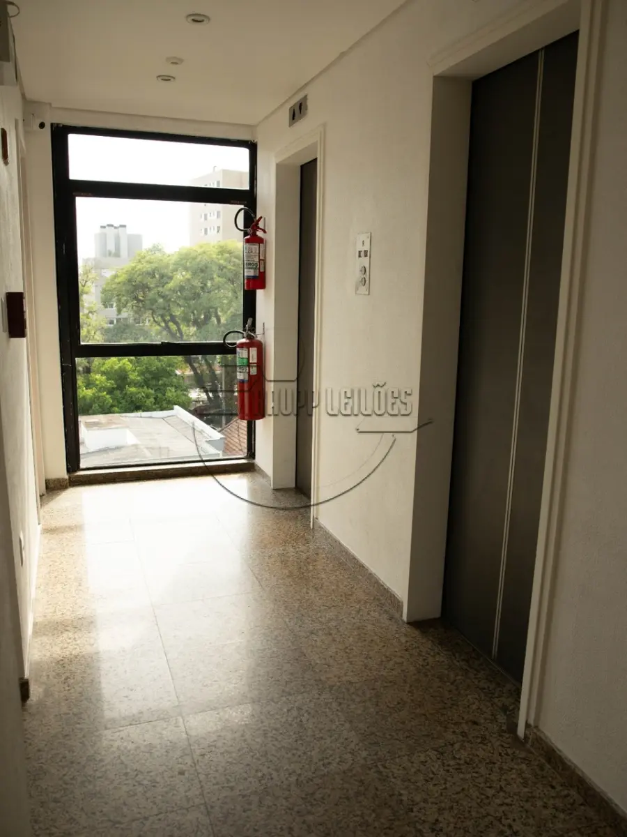 LOTE 001 - 02ª DATA | (PORTO ALEGRE/RS) A sala 601, c/  121,94m² + box 06, c/ 12,00m², todos do Edifício Lincoln Center - Av. Carlos Gomes - Bairro Três Figueiras