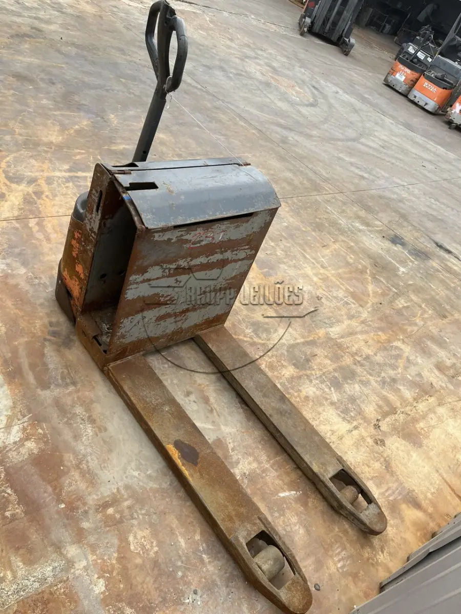 LOTE 010 - Uma empilhadeira elétrica, modelo EGU20.