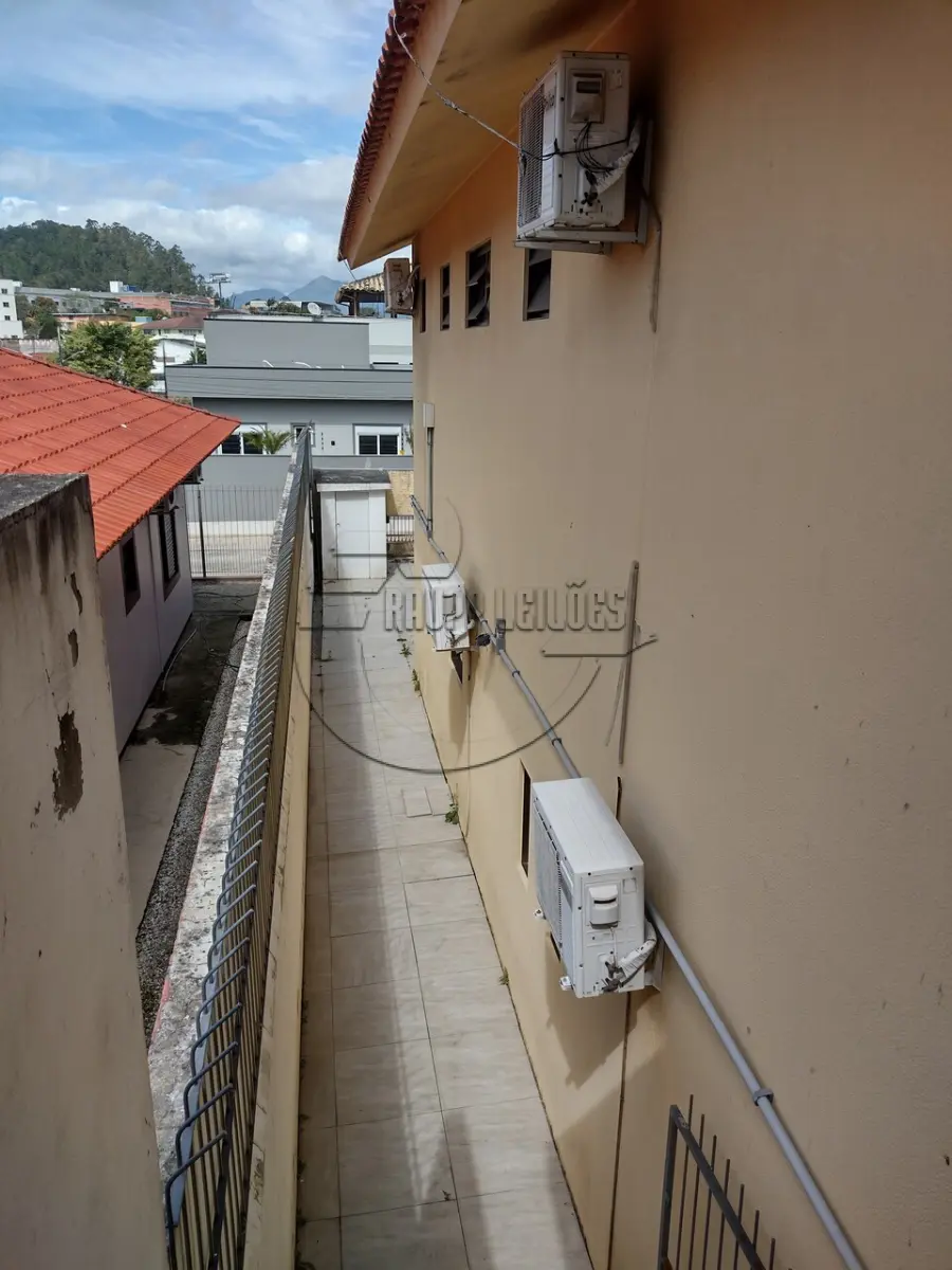 LOTE 001 - 02ª DATA | (SÃO JOSÉ/SC) Uma casa de 334,24m², Bairro Forquilhinas, São José/SC + diversos mobiliários e eletrônicos