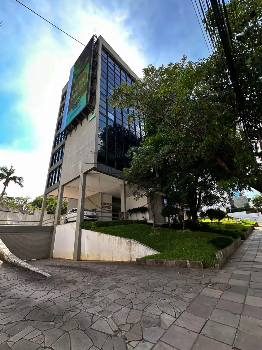 LOTE 001 - 02ª DATA | (PORTO ALEGRE/RS) A sala 601, c/  121,94m² + box 06, c/ 12,00m², todos do Edifício Lincoln Center - Av. Carlos Gomes - Bairro Três Figueiras