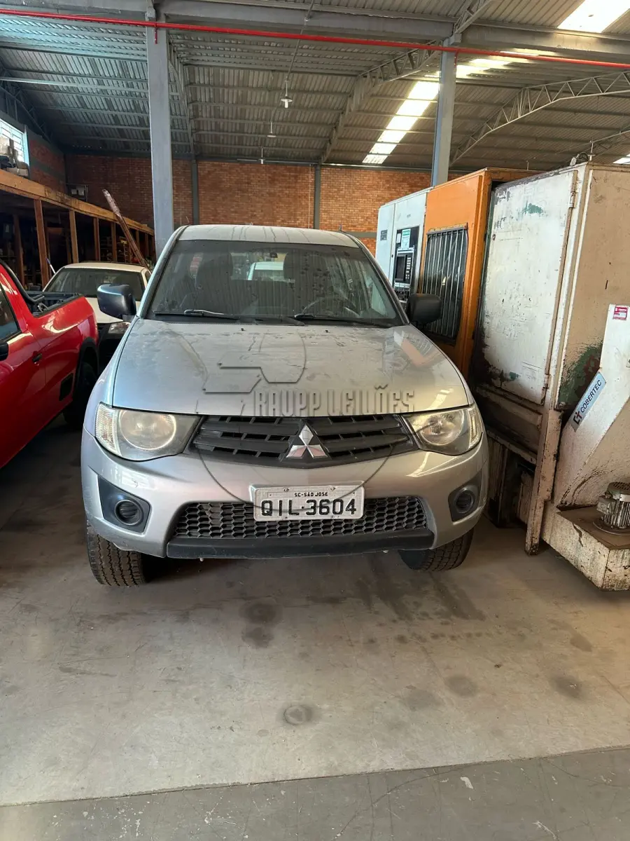 LOTE 002 - 02ª DATA | Camioneta L200 Triton, ano 20017/2018
