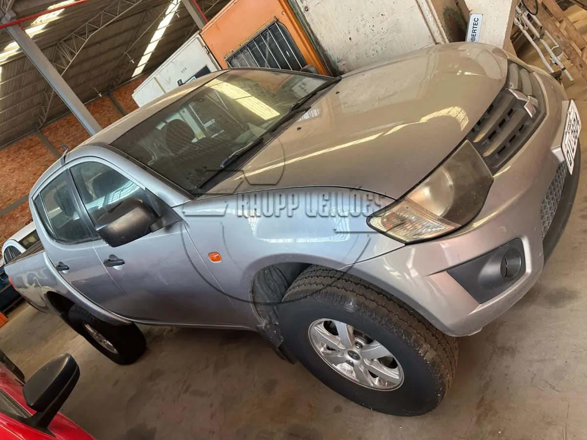 LOTE 002 - 02ª DATA | Camioneta L200 Triton, ano 20017/2018