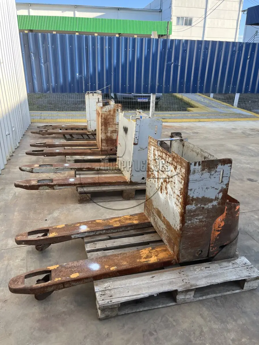 LOTE 013 - Quatro paleteiras