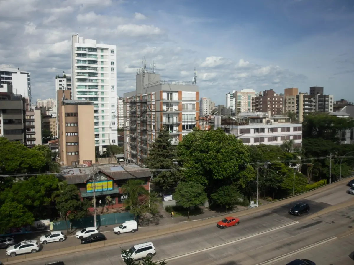 LOTE 001 - 02ª DATA | (PORTO ALEGRE/RS) A sala 601, c/  121,94m² + box 06, c/ 12,00m², todos do Edifício Lincoln Center - Av. Carlos Gomes - Bairro Três Figueiras