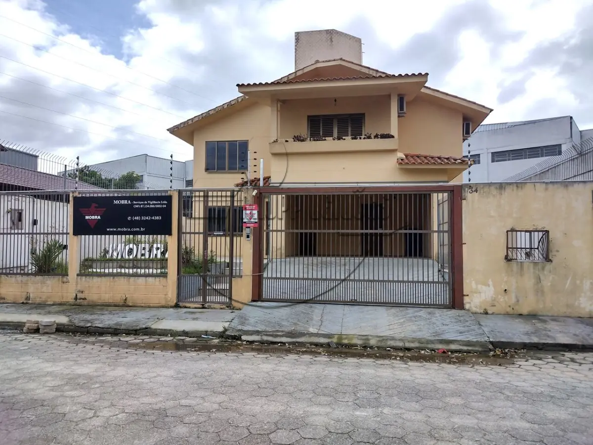 LOTE 001 - 02ª DATA | (SÃO JOSÉ/SC) Uma casa de 334,24m², Bairro Forquilhinas, São José/SC + diversos mobiliários e eletrônicos