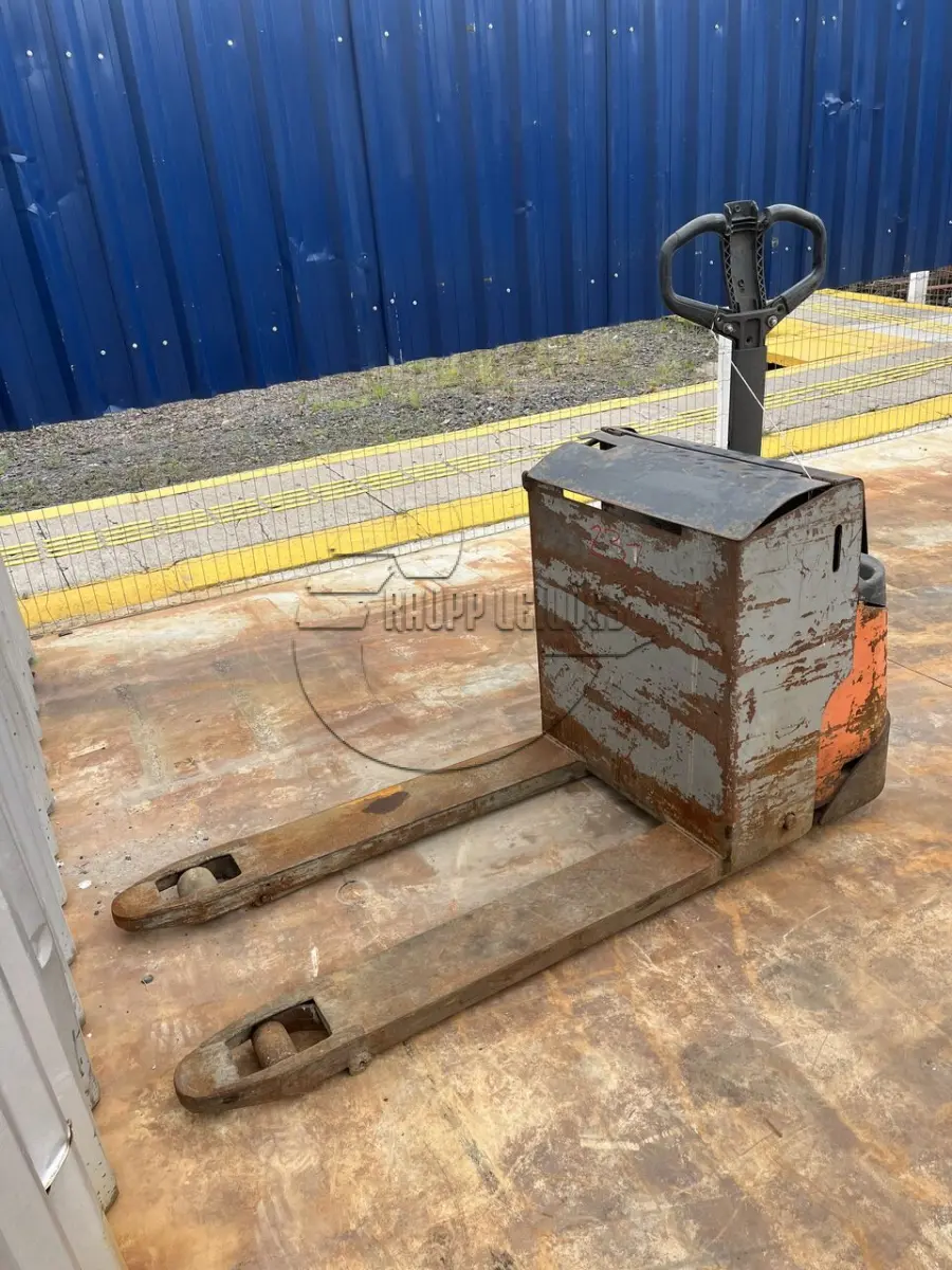 LOTE 010 - Uma empilhadeira elétrica, modelo EGU20.