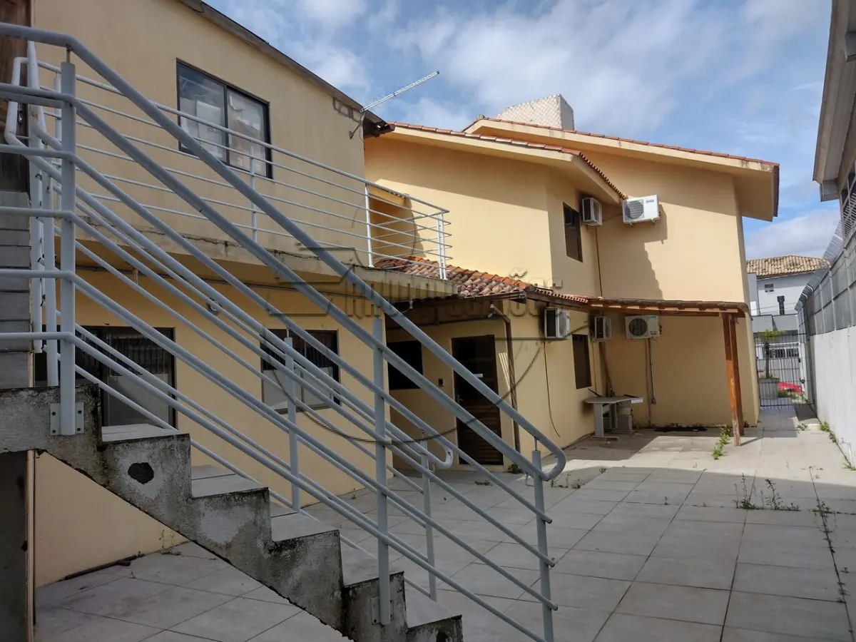 LOTE 001 - 02ª DATA | (SÃO JOSÉ/SC) Uma casa de 334,24m², Bairro Forquilhinas, São José/SC + diversos mobiliários e eletrônicos
