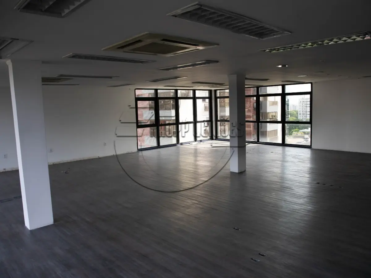 LOTE 001 - 02ª DATA | (PORTO ALEGRE/RS) A sala 601, c/  121,94m² + box 06, c/ 12,00m², todos do Edifício Lincoln Center - Av. Carlos Gomes - Bairro Três Figueiras