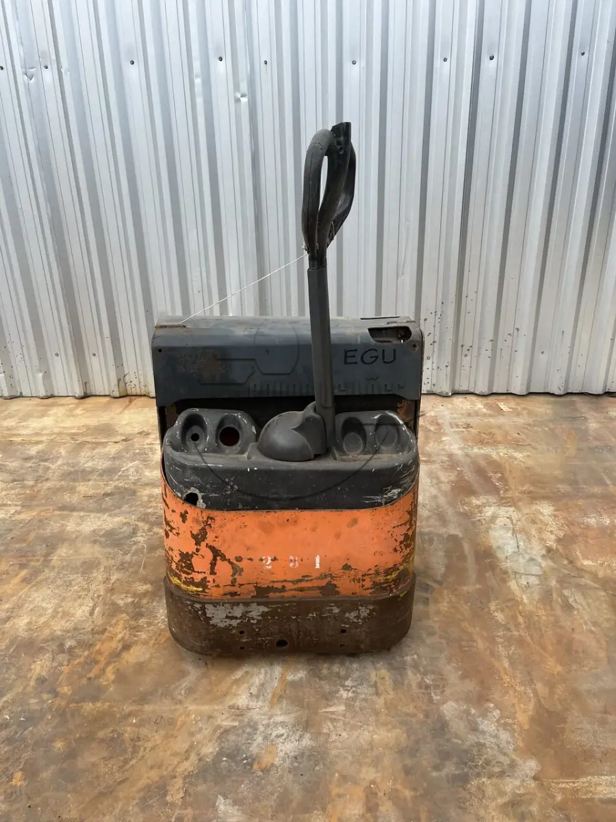 LOTE 010 - Uma empilhadeira elétrica, modelo EGU20.