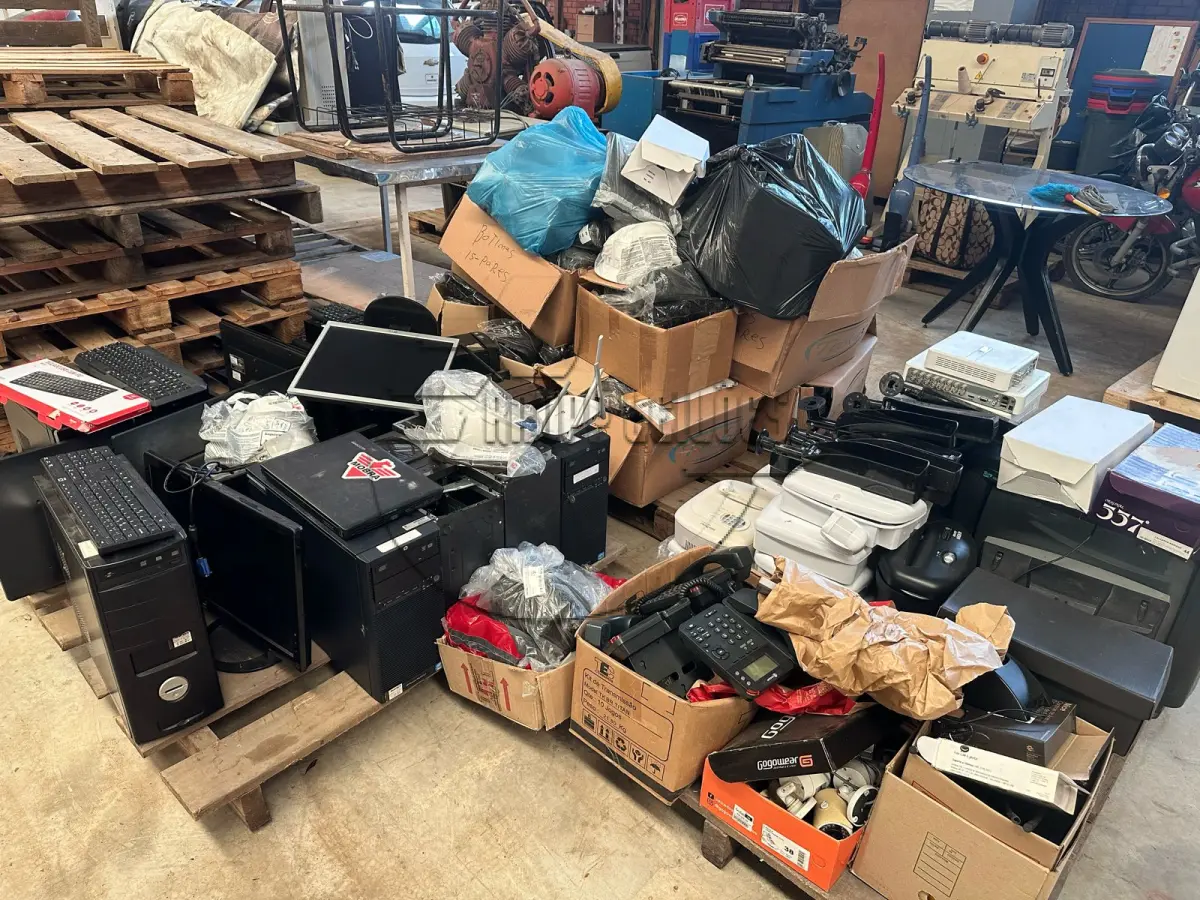 LOTE 006 - 02ª DATA | Diversos mobiliários, eletrônicos, entre outros