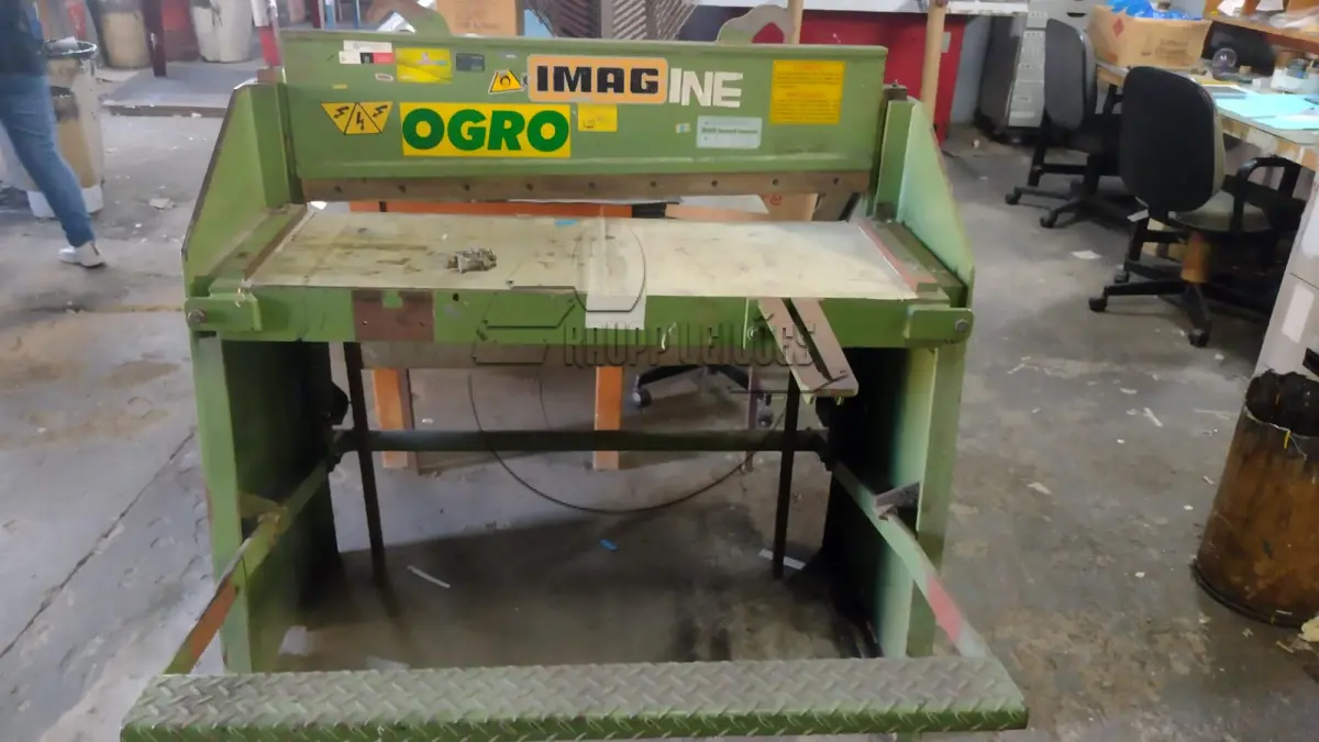 LOTE 006 - Uma guilhotina marca Imag | Duas mesas de impressão manual serigrafia