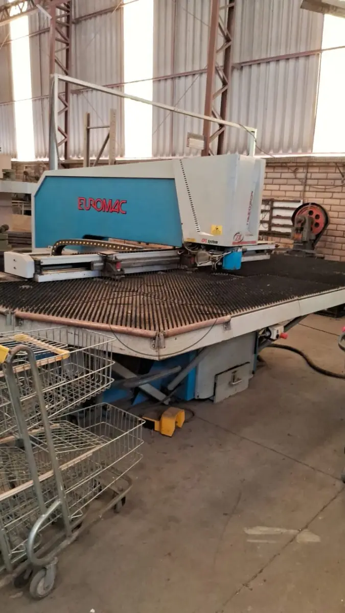 LOTE 001 - Uma puncionadeira Euromac ZX 1250/30, modelo ZX INDEX