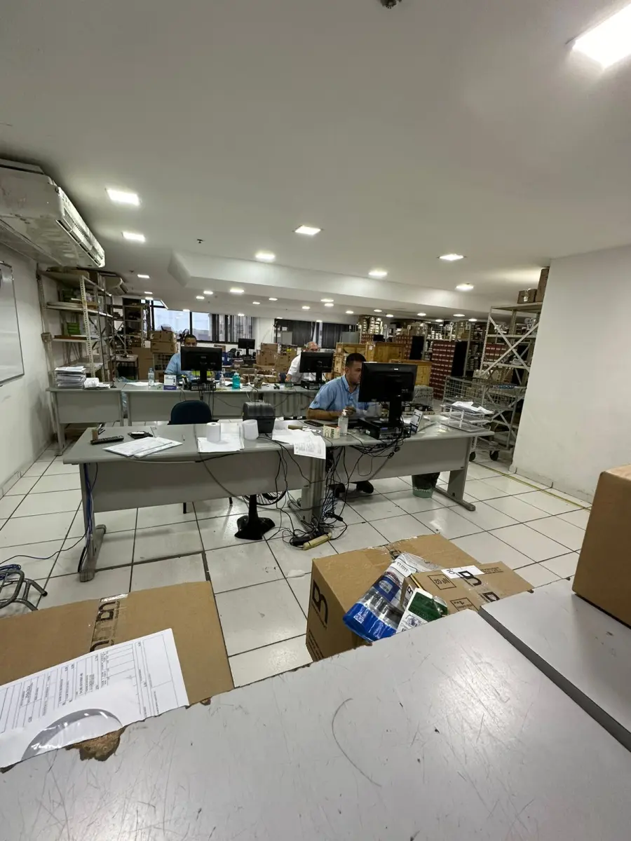 LOTE 018 - (PORTO ALEGRE/RS) Escritório 703, c/419,02m² + Box 29 + Box 30 + Box 31 + Box 32 do Centro Empresarial Farrapos, Rua Dr. Barros Cassal, nº 170/180