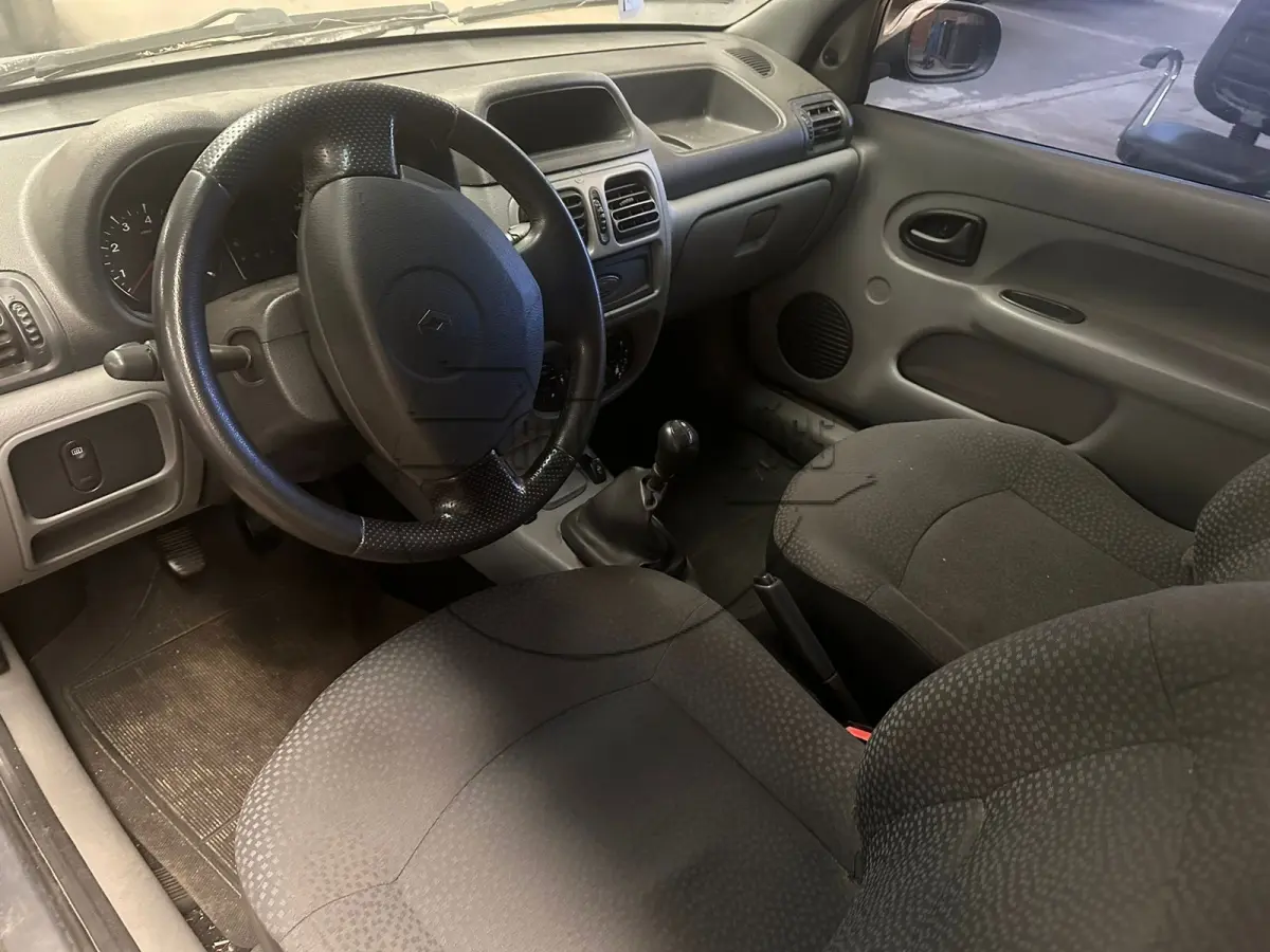 LOTE 013 - Um veículo Renault Clio, ano/modelo 2011/2011