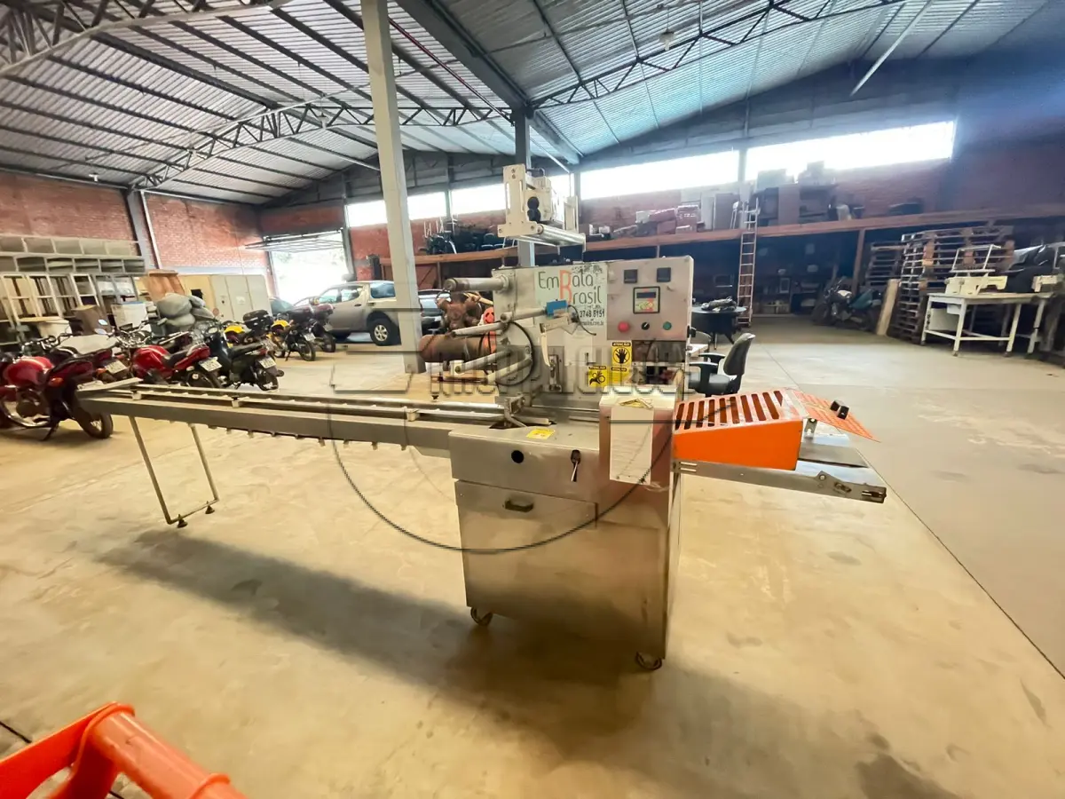 LOTE 011 - Uma máquina empacotadora automática