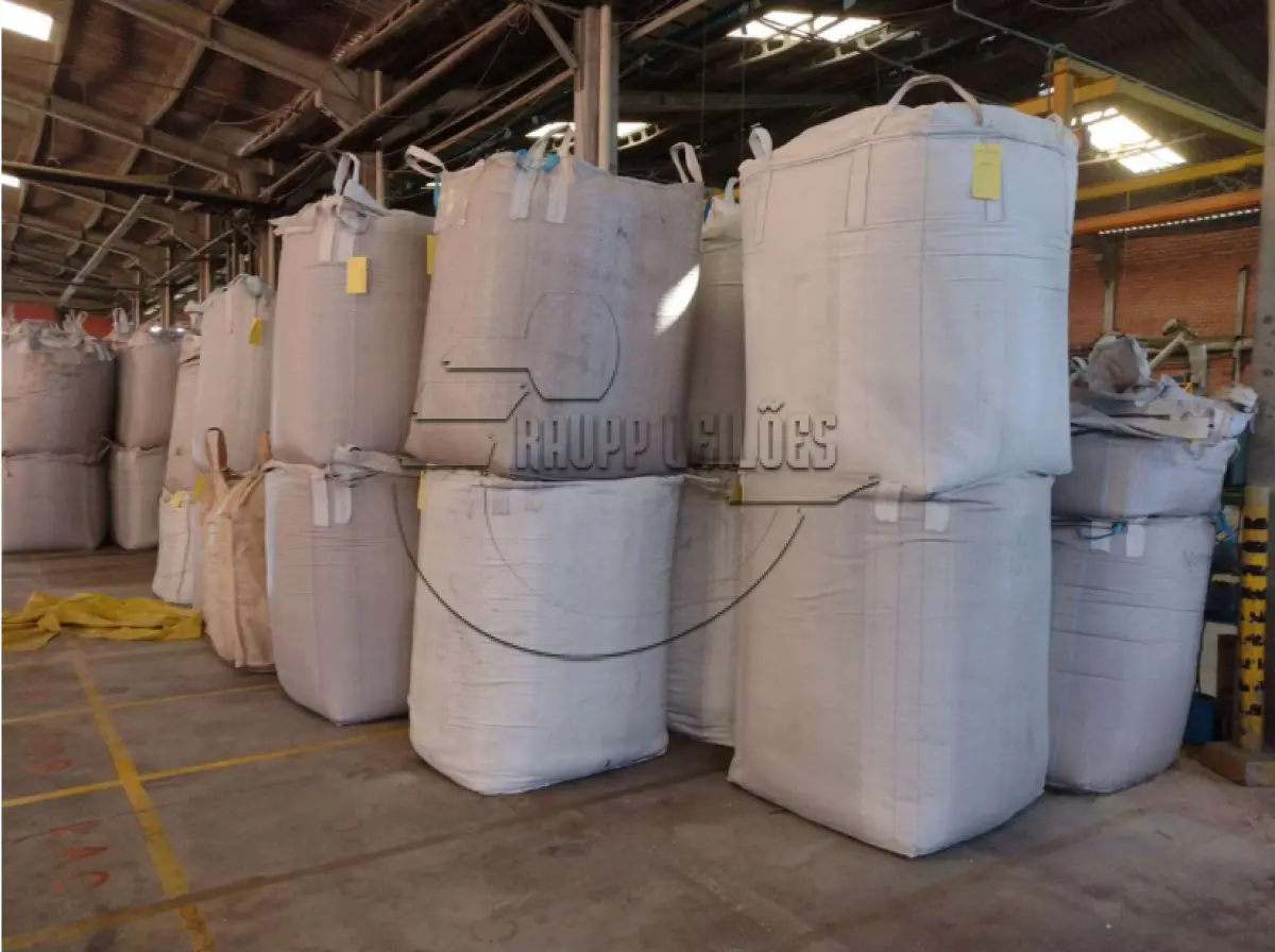 LOTE 025 - 02ª DATA | Dezoito unidades de bags c/ matéria prima de polietileno telefitarato