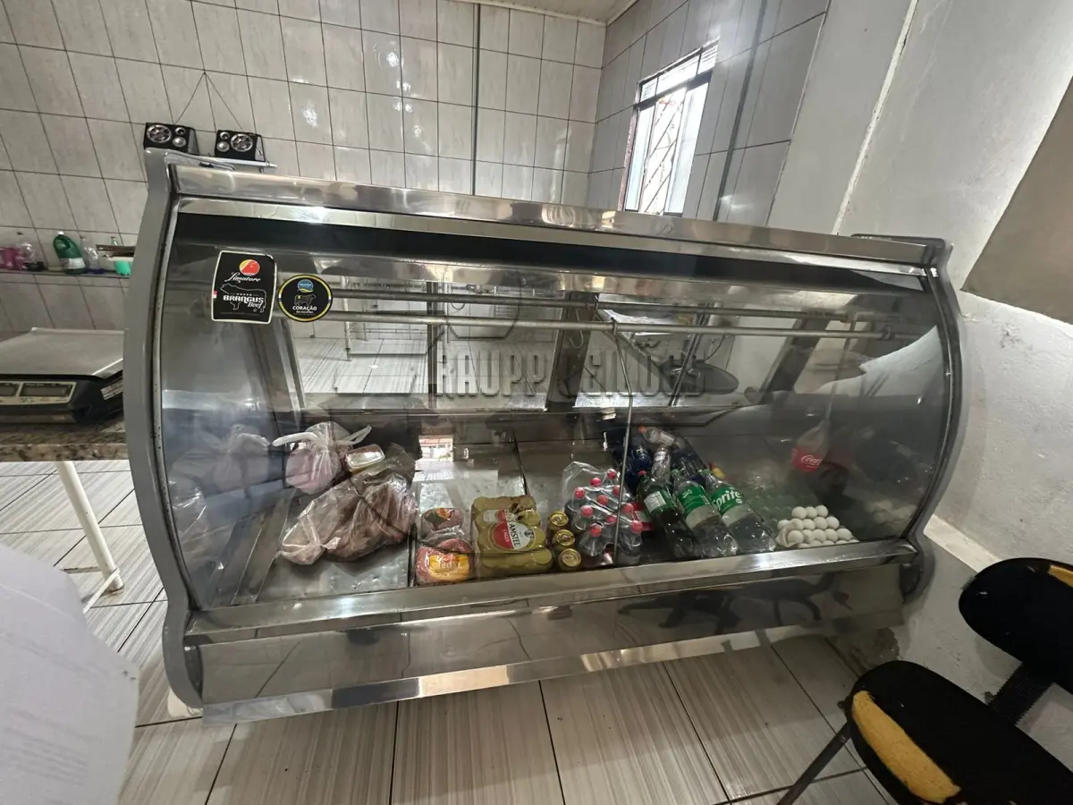 LOTE 021 - 02ª DATA | Um balcão refrigerado de carne | Uma ilha de congelados | Três prateleiras