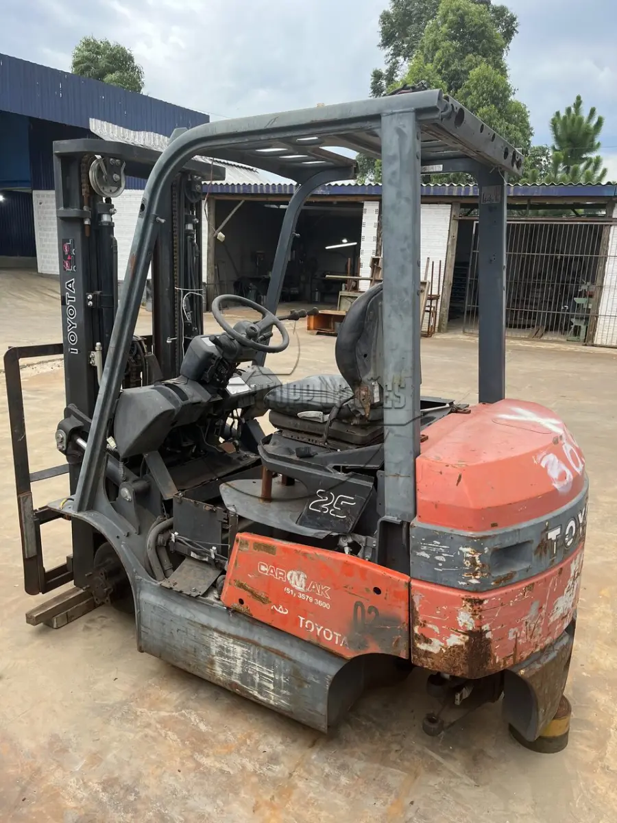 LOTE 028 - Uma empilhadeira elétrica, modelo7FBH25